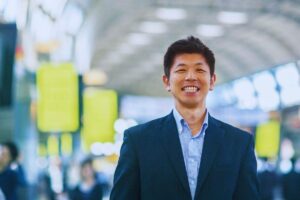 Uomo sorridente in una stazione dei treni