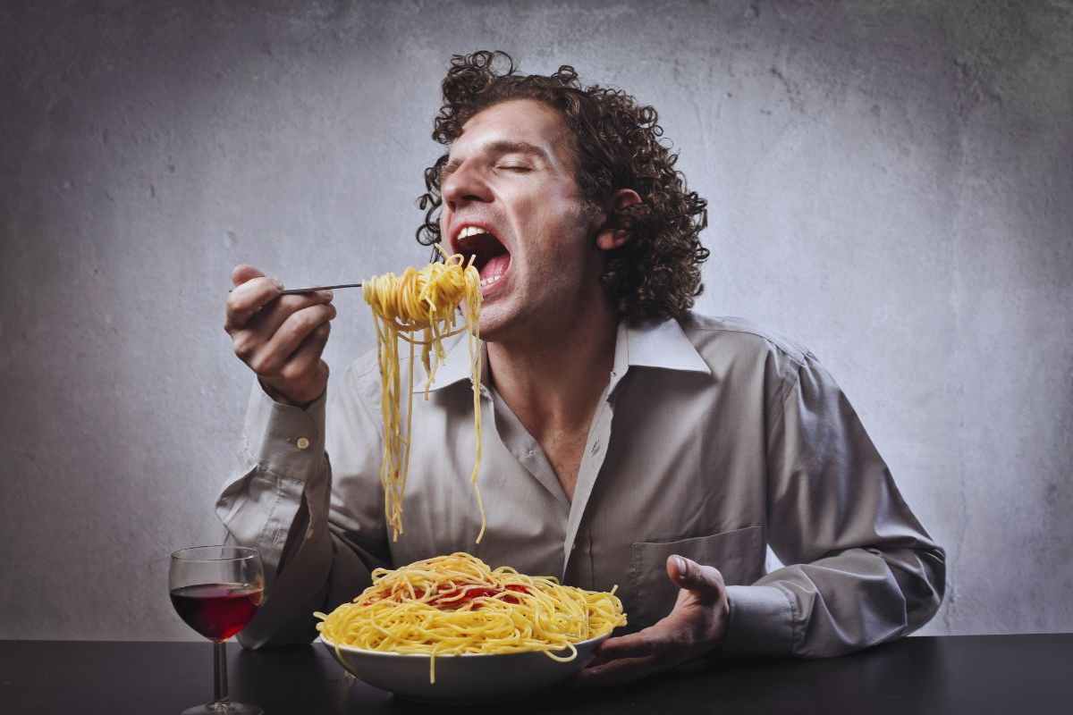 Uomo che mangia spaghetti