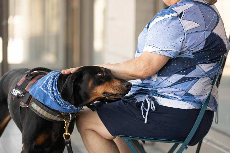 anziana con cane vicino