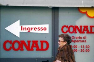 insegna conad e signora anziana