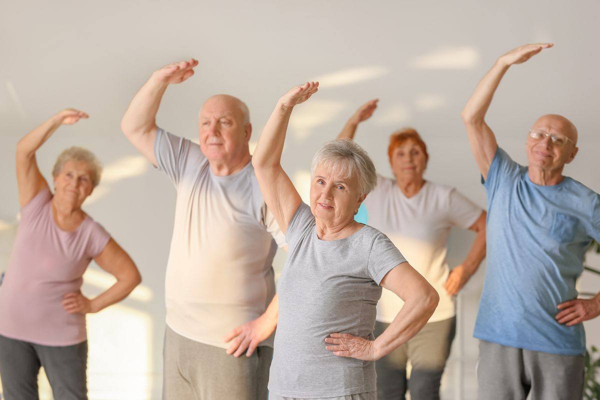 Anziani che fanno ginnastica