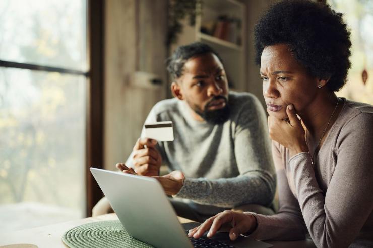 uomo e donna davanti al computer