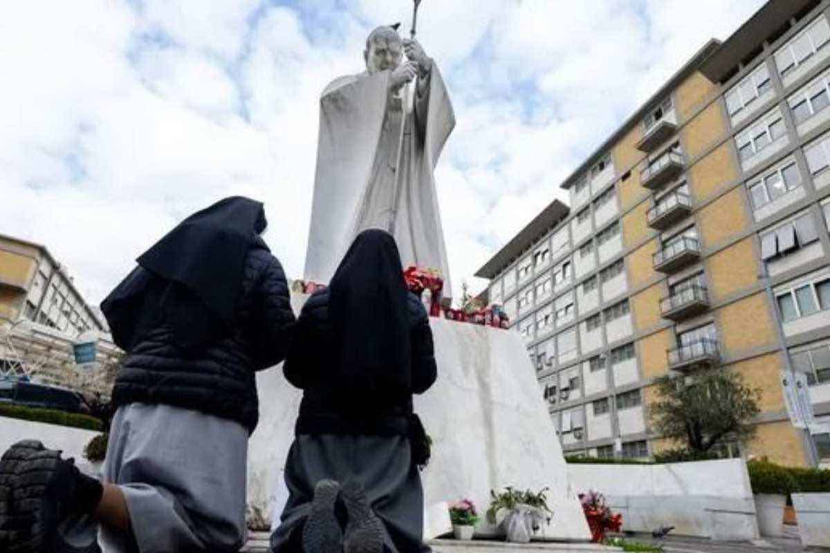 Suore pregano salute papa francesco