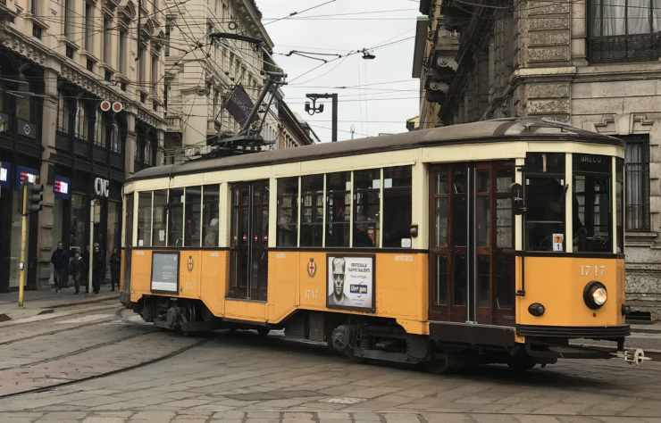 treno in città