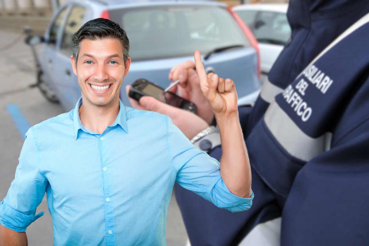 Ragazzo sorridente, sullo sfondo un vigile e un auto