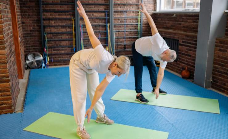 Due persone praticano ginnastica