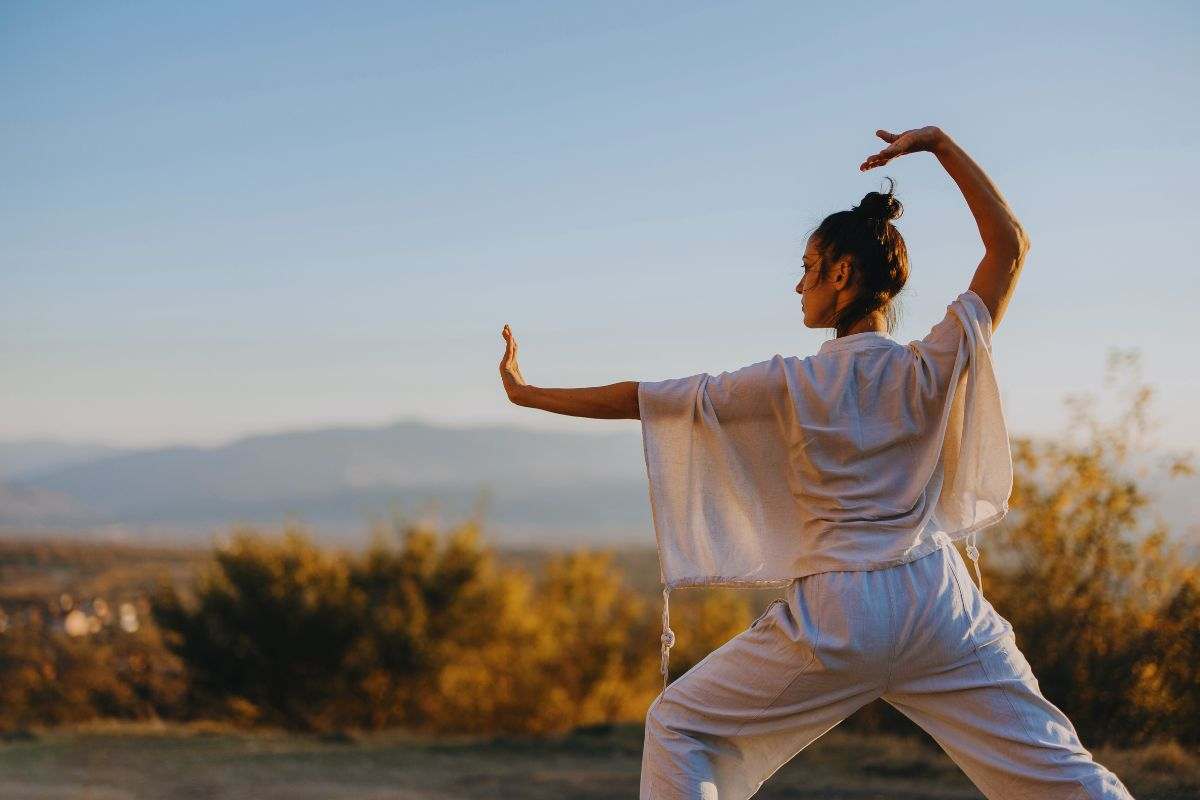 Ragazza che pratica il Tai Chi