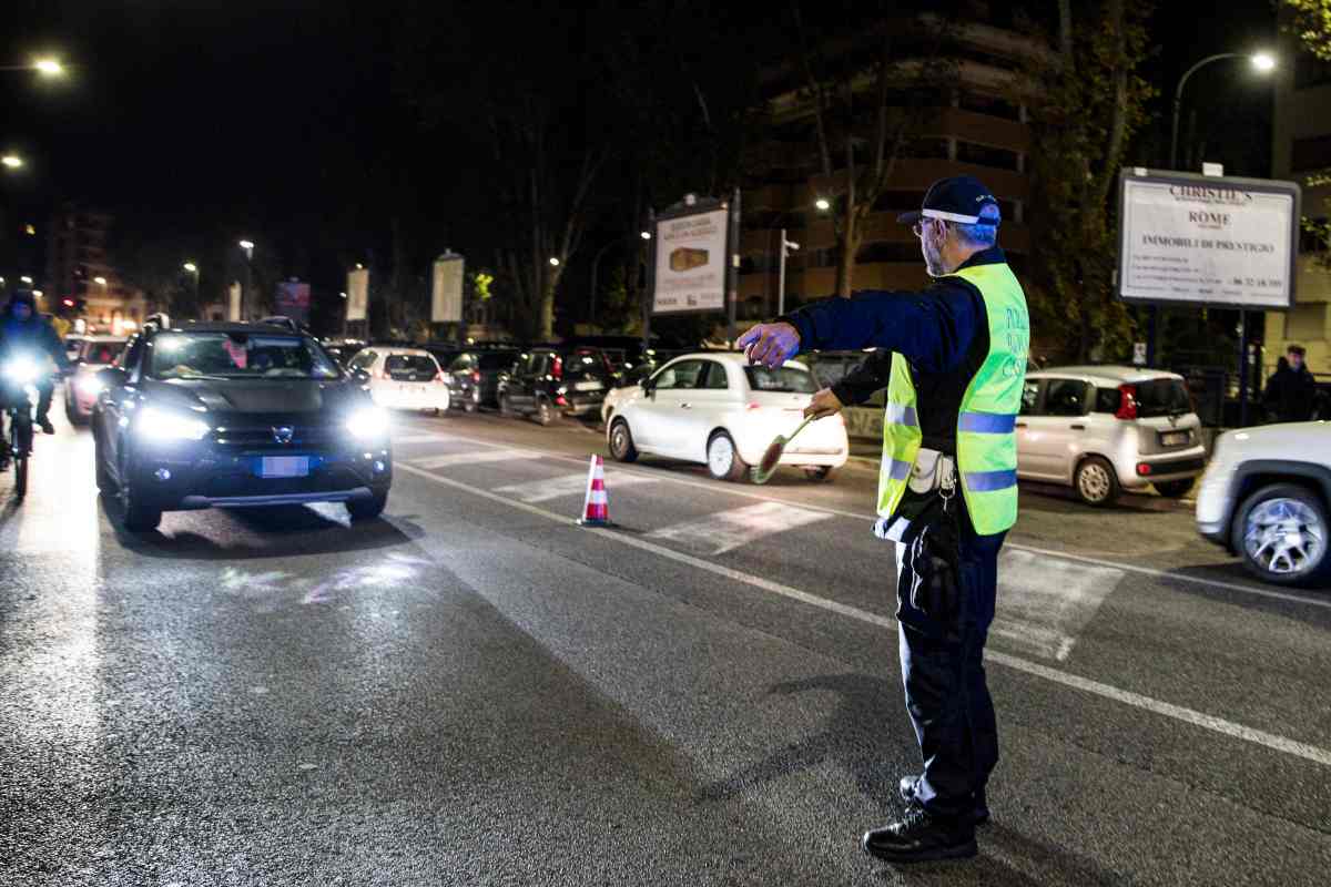 Agente ferma automobilista per un controllo