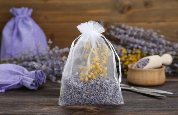 sacchetto di riso con fiori profumati