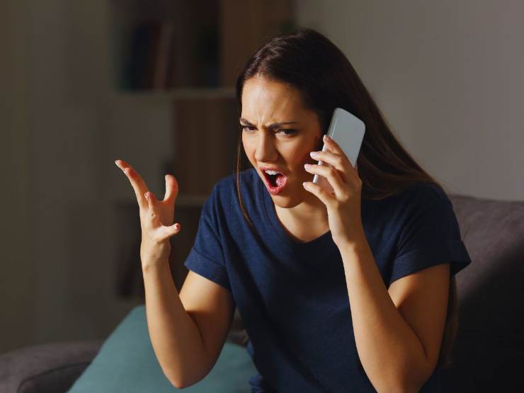 Donna infuriata al telefono