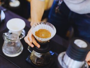 Uomo che prepara un caffè