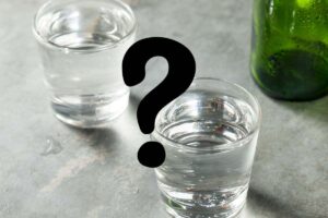 due bicchieri di acqua e punto interrogativo