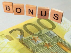 banconota da 200 euro e scritta bonus