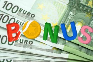 scritta bonus e banconote da 100 euro