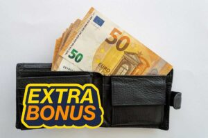 portafoglio con banconote da 50 euro e scritta extra bonus