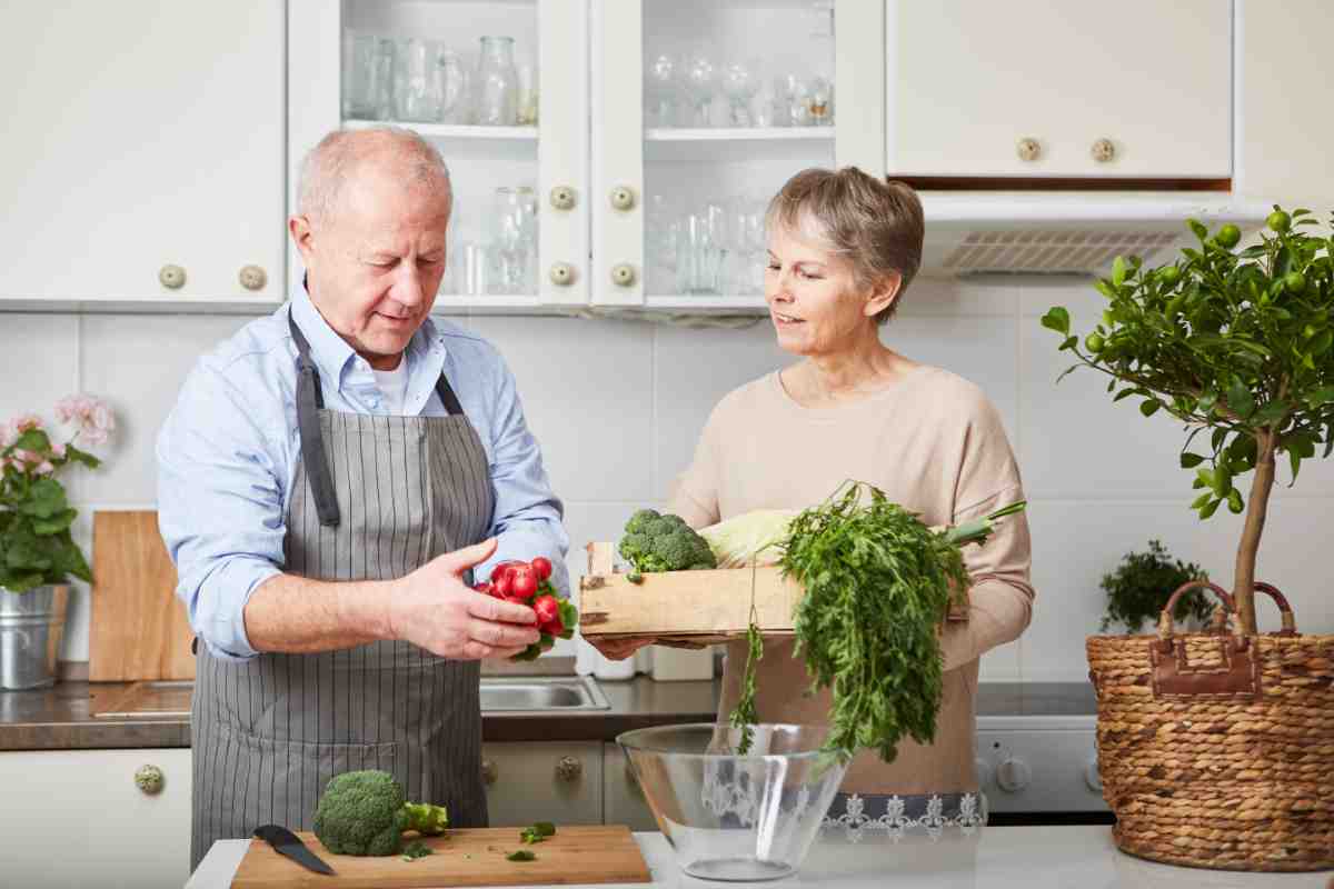 coppia di anziani cucina