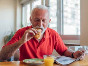 anziano mangia la colazione