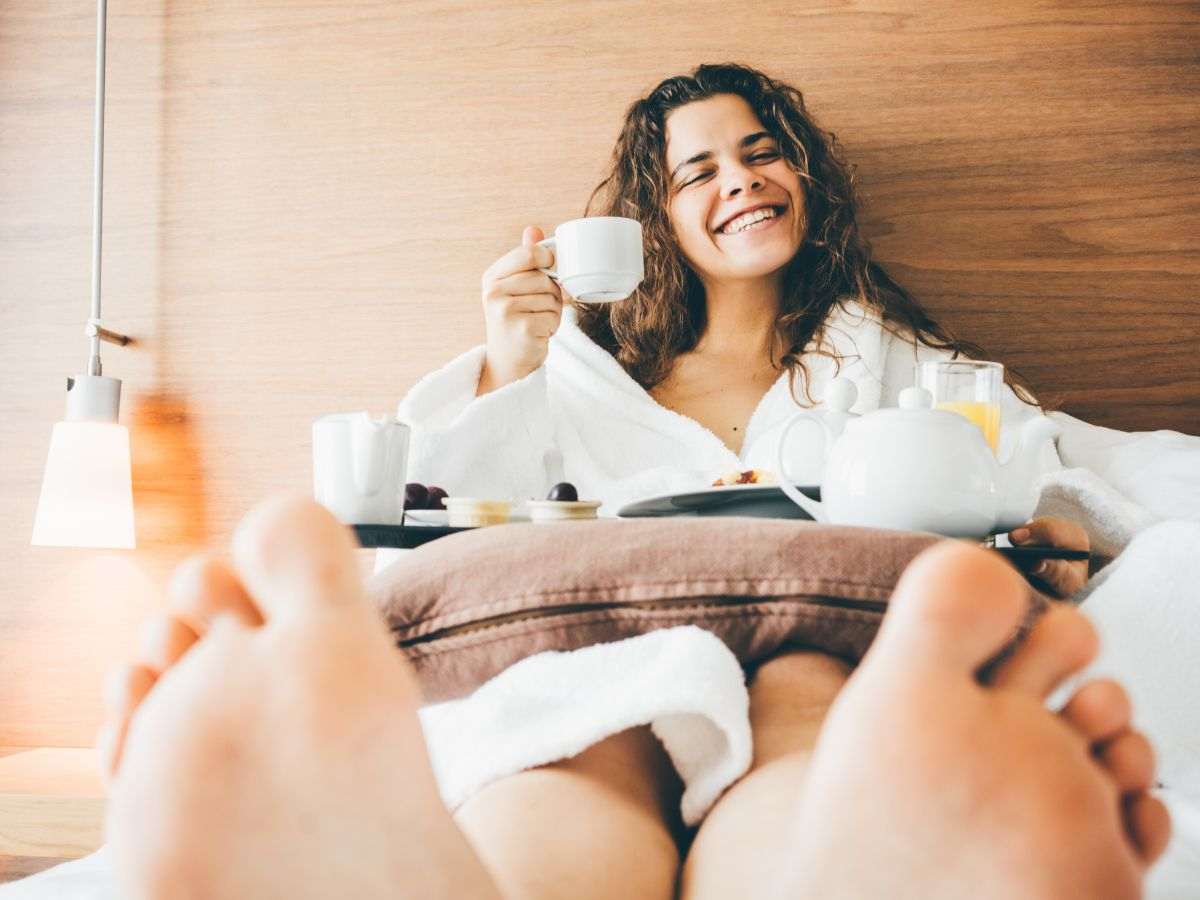 donna che fa colazione a letto