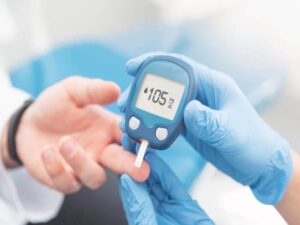 persona che misura il diabete