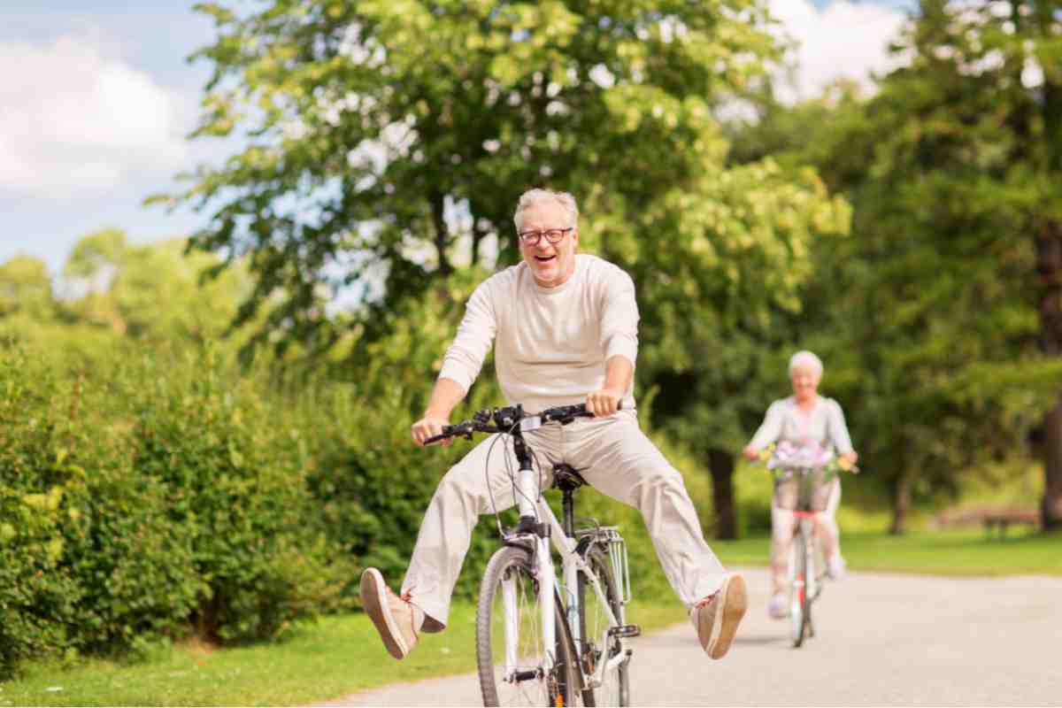 Coppia in bicicletta che si diverte