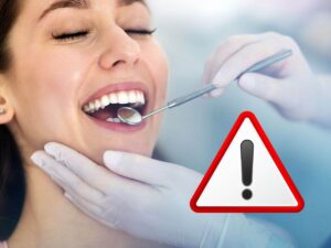 donna dal dentista e simbolo attenzione