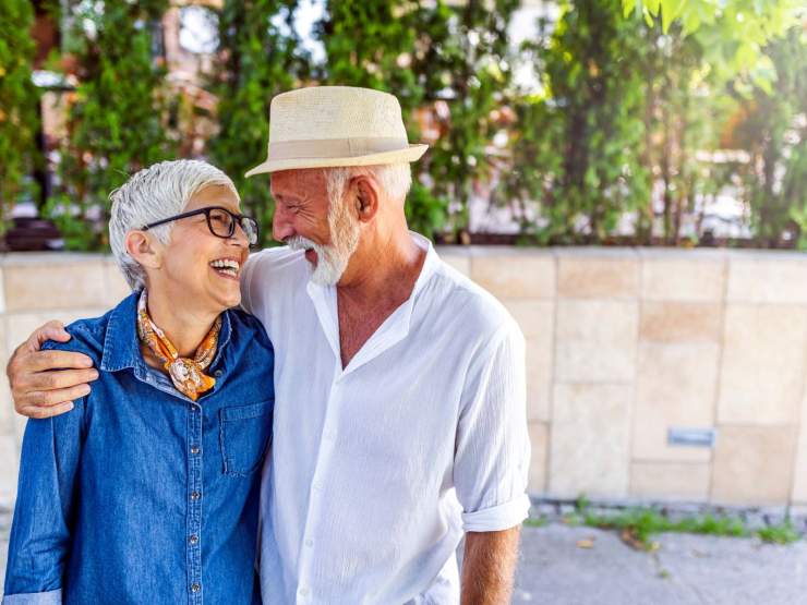 pensionati felici ed abbracciati 