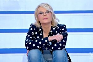 maria de filippi sulle scale dello studio di uomini e donne