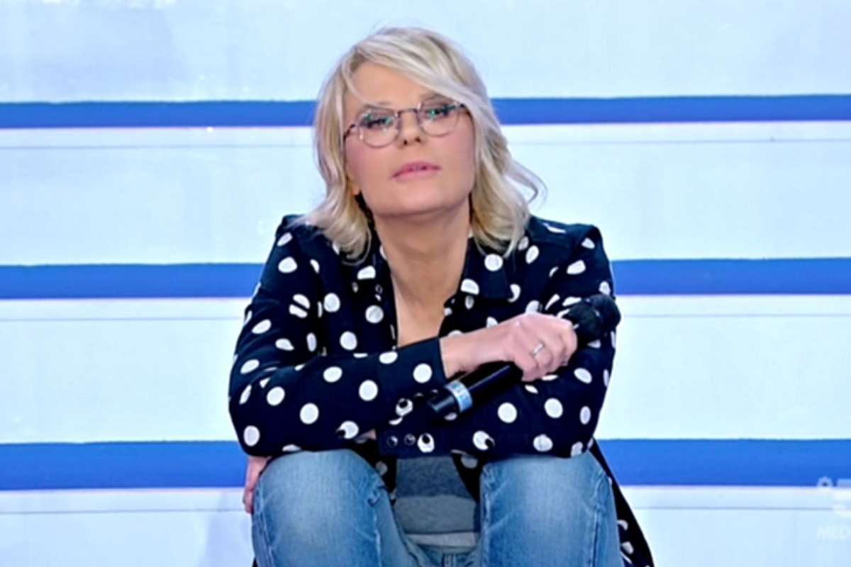 maria de filippi sulle scale dello studio di uomini e donne