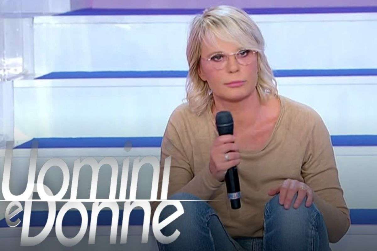 Maria De Filippi e scritta Uomini e Donne