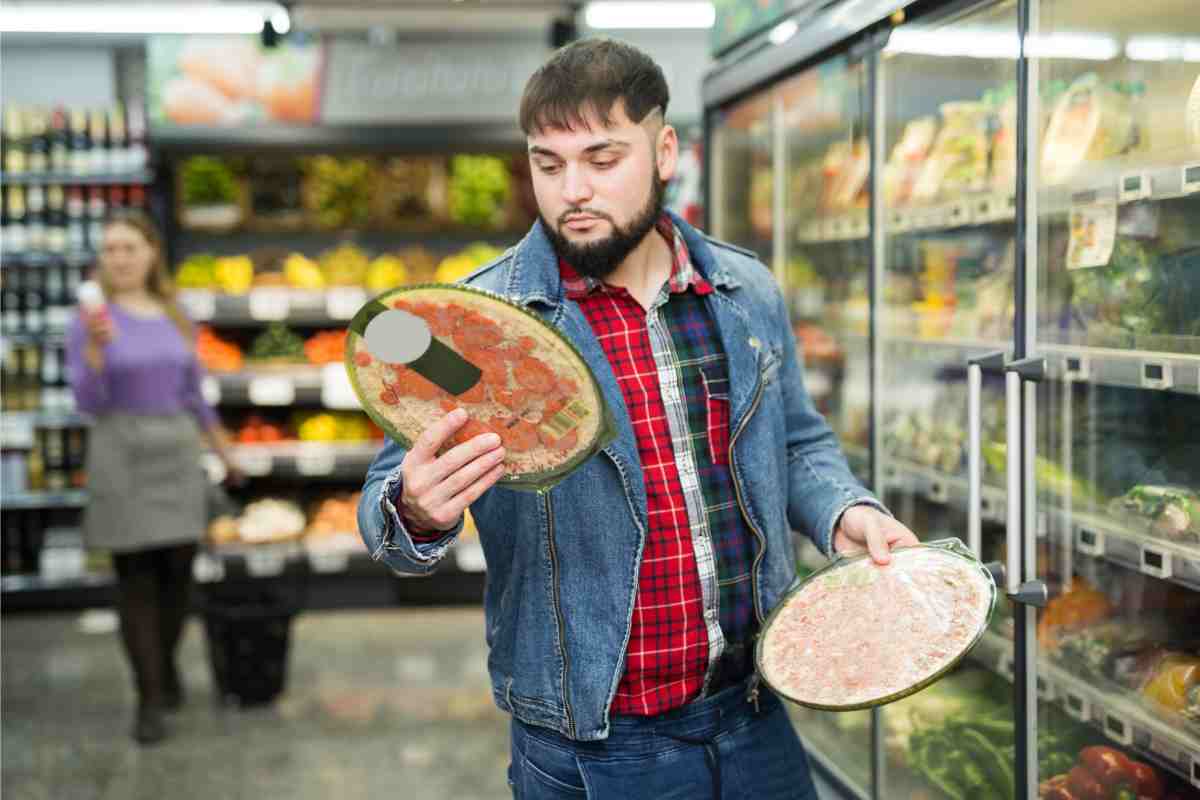 Ragazzo compra pizza surgelata supermercato