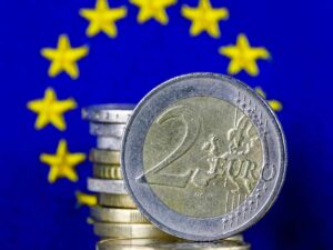 Moneta da 2 euro e bandiera europea