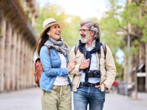 coppia in viaggio con zaino sulle spalle